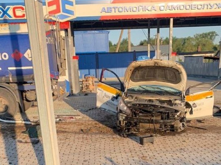 В Калужской области водитель такси снес АЗС и бензовоз