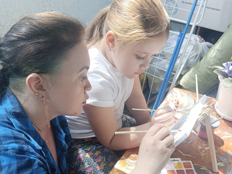  В Москве родители с детьми увлеклись картинами, декором и скоростным сбором пазлов