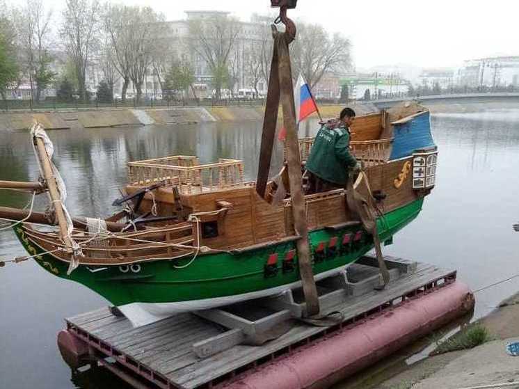 На городском канале разместили копию фрегата «Орёл»
