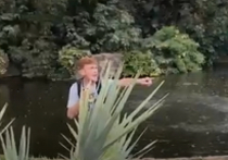 В парке развлечений «Буш Гарденс» в городе Тампа (штат Флорида, США) мужчина на глазах у других посетителей пробрался в вольер с аллигаторами ради видео