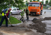 Улицы Владивостока в усиленном режиме приводят в порядок после циклона. В круглосуточной уборке участвуют как муниципальные, так и частные организации, сообщили в пресс-службе администрации столицы Приморья.