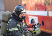 В Апатитах случился пожар в пятиэтажном жилом доме. Над его тушением работали восемь огнеборцев с тремя единицами техники.