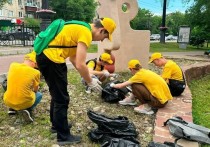 Экологическая акция «Чистая клумба» прошла в центре Хабаровска. Школьные трудовые отряды очистили клумбы от мусора и сорняков, отметили в мэрии краевой столицы.