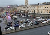 В Петербурге из-за дождя и дорожных работ местные жители встали в многокилометровые пробки. Как говорят данные сервиса «Яндекс Карты», в городе собрались 8-балльные пробки.