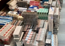 На «Привокзальном» рынке в Волхове продавали порядка 13,5 тысячи нелегальных пачек сигарет. Об этом сообщили в пресс-службе Северо-Западной транспортной прокуратуры.