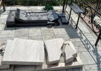 В Барнауле неизвестные разбили каменные надгробия на Новомихайловском кладбище