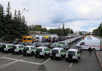 В города, районы и муниципальные округа Алтайского края отправили 111 машин скорой помощи, неотложек, школьных автобусов и машин социальных работников. По словам губернатора Виктора Томенко, это самая крупная партия машин за последние годы. 