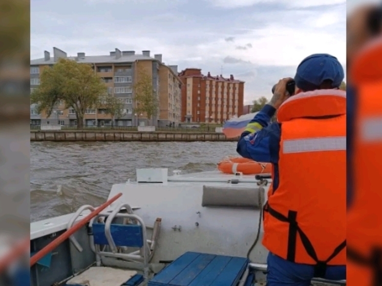 В Воткинске спасатели помогли мужчине, застрявшему в лодке на пруду