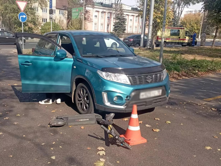 Подросток на электросамокате попал под машину в Ижевске
