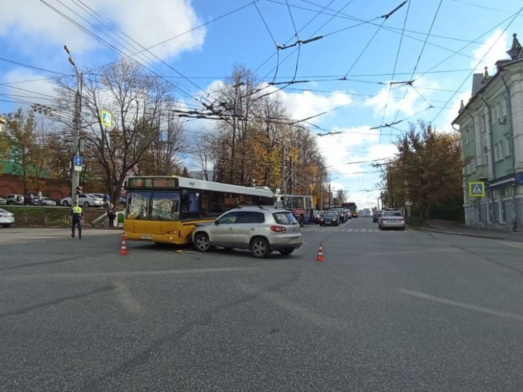 Легковой автомобиль и пассажирский автобус столкнулись утром в Ижевске