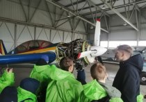 Во время осенних каникул школьники из объединения робототехники Детского экологического центра посетили аэродром «Северка»