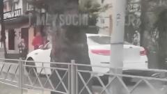 Госавтоинспекция Сочи: автомобиль "КИА" передвигался прямо по тротуару