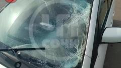 В Сочи подросток на электросамокате разбил лобовое стекло автомобиля