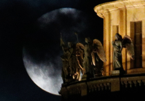 Частное лунное затмение произойдет на территории всей России 28-29 октября. Небесное явление продлится 4 часа 25 минут, сообщили в пресс-службе «Лахта Центра».