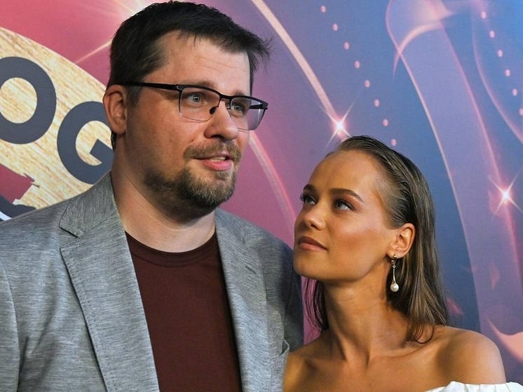 42-летний юморист Гарик Харламов признался, что не думает о том, чтобы связать себя брачными узами со своей возлюбленной актрисой Катериной Ковальчук. По словам шоумена, ему хватило двух предыдущих браков.