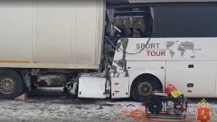 Автобус  с преподавателями из Костромы врезался в грузовую фуру