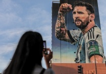Шесть футболок, которые носил Лионель Месси во время триумфальной победы Аргентины на чемпионате мира 2022 года, были проданы за 7,8 миллиона долларов на аукционе в Нью-Йорке в четверг.
