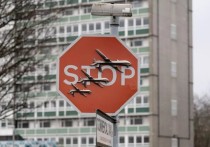 В социальных сетях появились сообщения о том, что двое мужчин при свидетелях в районе Пекхэм в Лондоне скрутили и сорвали дорожный знак STOP, на котором было нанесено граффити уличного художника Бэнкси в виде трех летящих боевых дронов