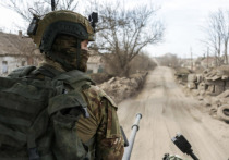 Бегство вооруженных сил Украины из Марьинки стало тактической победой для Российской Федерации, которая укрепит позиции президента РФ Владимира Путина, сообщает Sky News