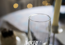 Употребление чистой воды вместе с алкоголем и обильной пищей в новогоднюю ночь поможет минимизировать последствия застолья для организма