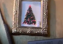 Омский художник-микроминиатюрист Гиннесса Анатолий Коненко к Новому году сделал елку со светящейся гирляндой