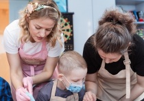 Сотрудники Омского завода смазочных материалов организовали творческий мастер-класс для пациентов Областной детской клинической больницы