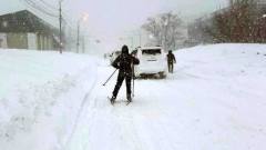 Сахалинцы в метель катались на лыжах по улицам города
