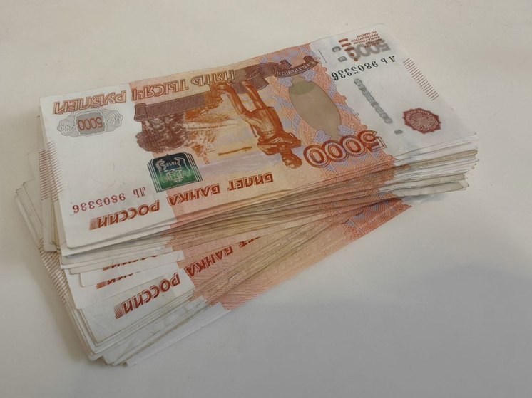 Бухгалтер из Охотского района похитила почти два миллиона рублей