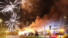В Нидерландах протестующие фермеры сожгли костры на дорогах и запускали фейерверки: видео