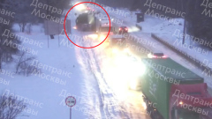 В Новой Москве фура врезалась в стоящие машины: видео