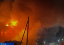 Сильный пожар, начавшийся сегодня ночью, оставил жителей костромского поселка Вохма без парикмахерской, салона связи, продуктового магазина и универмага