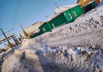 В соцсетях омичи пожаловались, что коммунальщики убрали снег с трамвайных путей и скинули его на остановку