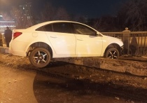 Водитель "Шевроле" накануне врезался в бетонный бордюр на Комсомольском мосту и сбил пешехода