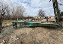 По сообщению мэра Симферополя Михаила Афанасьева, ведется подготовка к сооружению нового моста в поселке Комсомольское вместо аварийного. 