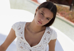 Красавица-невеста Федерико Кьезы опубликовала новые кадры фотосессии рекламы бикини