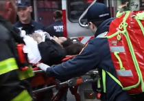 29-летняя женщина лишилась обеих ног в метро Нью-Йорка после того, как ее толкнул на рельсы бойфренд