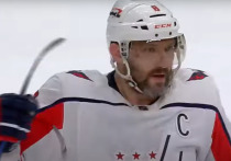 Капитан команды НХЛ «Вашингтон кэпиталз» Александр Овечкин сделал голевой пас в игре с «Чикаго Блэк Хоукс»