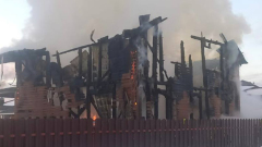 В Новофедоровском сгорел деревянный частный дом: момент пожара попал на видео