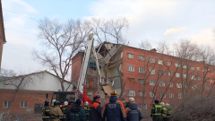 Специалисты начали разбирать завалы рухнувшего дома в Хакасии