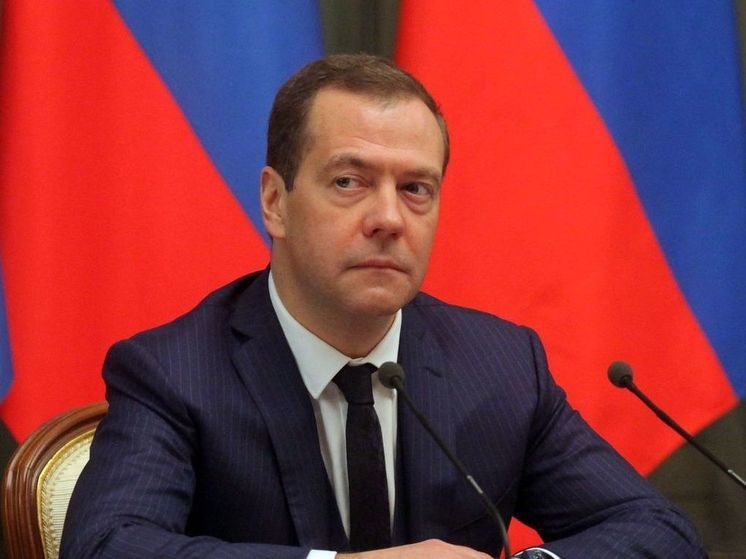 Медведев пообещал разобраться с диспропорциями в зарплатах