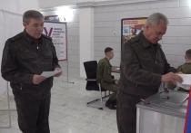 Глава российского военного ведомства Сергей Шойгу и начальник Генштаба Валерий Герасимов утром 15 марта проголосовали на выборах президента