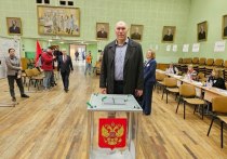 Депутат Госдумы Николай Валуев принял участие в президентских выборах 2024 года. Бывший профессиональный боксер оказался почти на голову выше, чем кабинка на избирательном участке, однако он все же смог отдать свой голос одному из кандидатов.