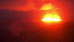 На полуострове Рейкьянес снова начал извергаться вулкан: видео извержения