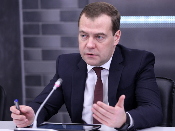 Медведев поздравил врагов России с победой Путина на выборах