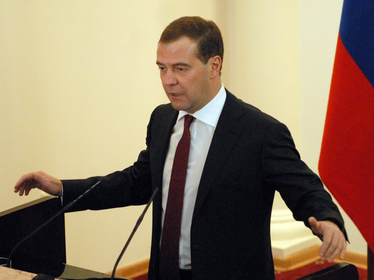 Медведев: отправка Францией войск на Украину будет равносильна гильотине