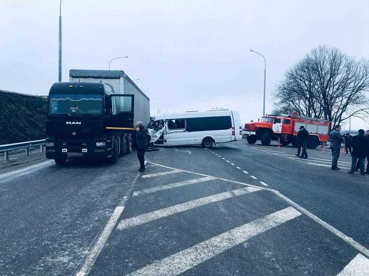 57-летний водитель большегруза не уступил дорогу пассажирскому микроавтобусу.