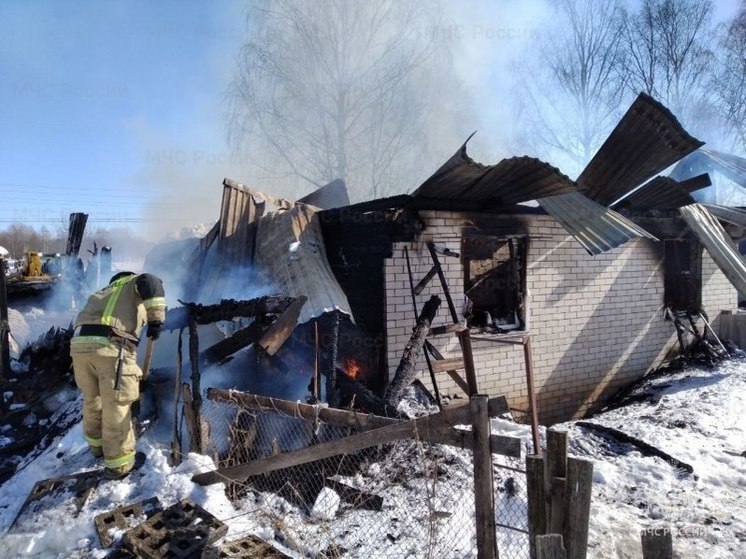 Играя с огнём, дети оставили две семьи в Кировской области без жилья
