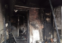 В поселке Усть-Донецком при пожаре в частном доме спасли семью