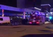 Телеграм-канал "112" со ссылкой на источник сообщил, что по предварительным данным на парковке был обнаружен автомобиль, на котором приехали террористы, атаковавшие "Крокус Сити Холл"