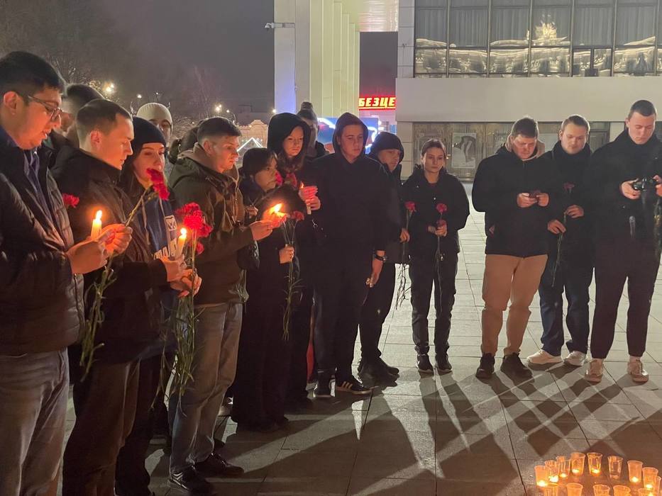 В Симферополе зажгли свечи в память о жертвах террористов в "Крокусе"